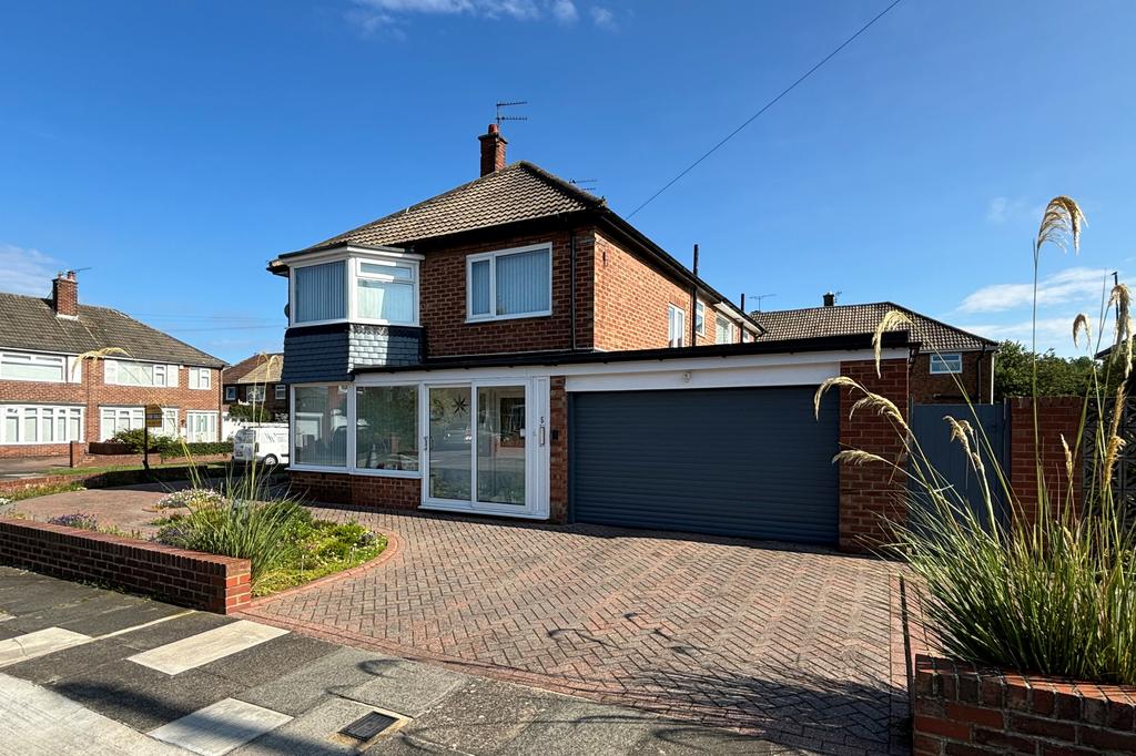 Neasdon Crescent, Tynemouth, Tyne and... 3 bed semidetached house £
