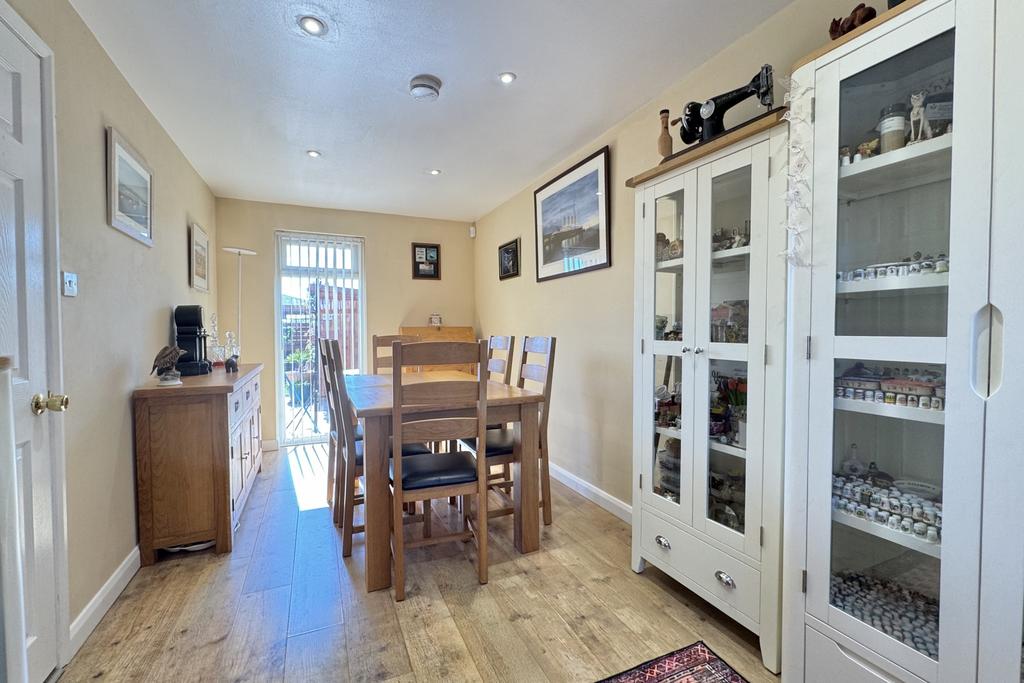 Dining Room/Bed 3