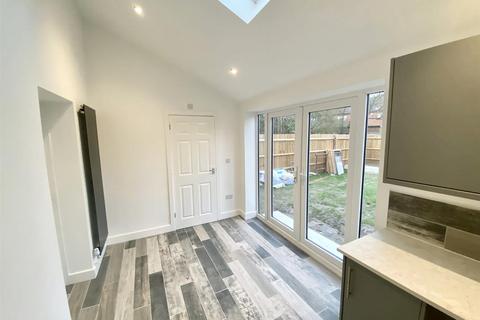 3 bedroom semi-detached house to rent, Glamis Close, Burton-on-Trent DE13