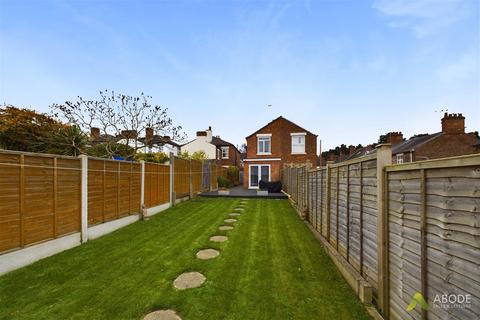 4 bedroom semi-detached house for sale, Rosemount Road, Burton-On-Trent DE15