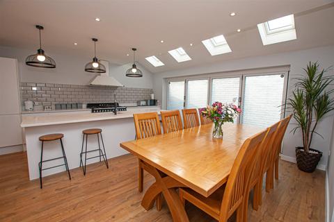 11 Heathfield Road, Uttoxeter, ST14 7JN