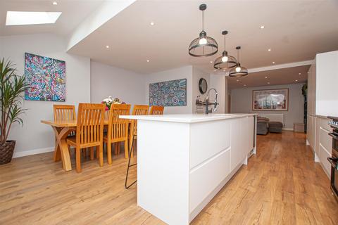 11 Heathfield Road, Uttoxeter, ST14 7JN