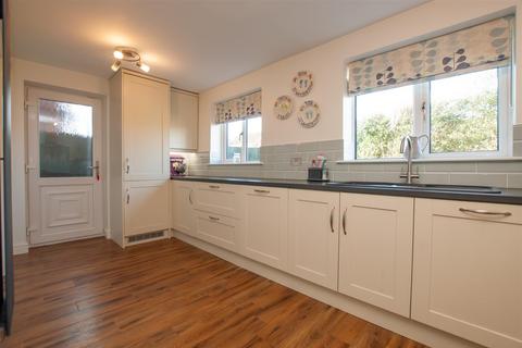 4 bedroom detached house for sale, Demontfort Way, Uttoxeter ST14