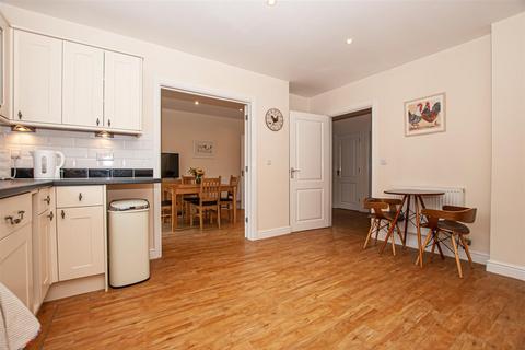 2 Seasons Close, Uttoxeter, ST14 7FF