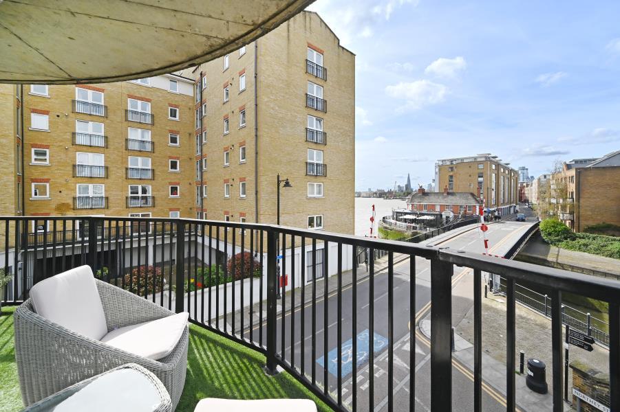 Lockview Court Narrow Street E14 2 bed apartment £685,000