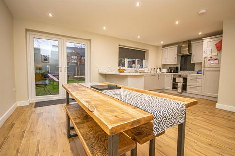 13 Oaklands Grove, Uttoxeter, ST14 8FB