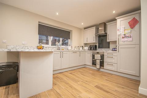 13 Oaklands Grove, Uttoxeter, ST14 8FB