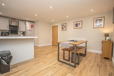 13 Oaklands Grove, Uttoxeter, ST14 8FB