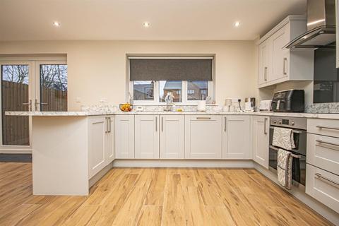 13 Oaklands Grove, Uttoxeter, ST14 8FB