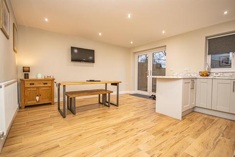 13 Oaklands Grove, Uttoxeter, ST14 8FB