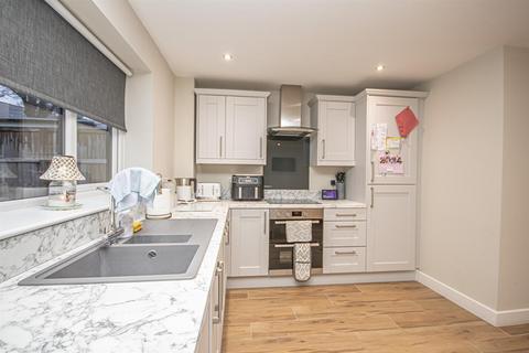 13 Oaklands Grove, Uttoxeter, ST14 8FB
