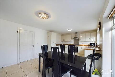 14 Cascade Close, Burton-on-trent, DE14 1DX