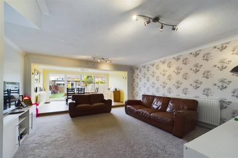 3 bedroom end of terrace house for sale, Blake Close, RM13