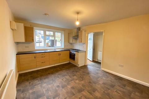 4 bedroom semi-detached house to rent, Hylton Road, Hp12