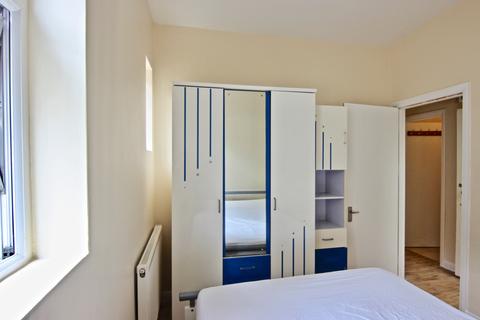 1 bedroom flat to rent, Kingsland Road, London, E8