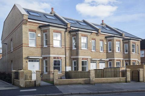 16c Park Road, Kingston Upon Thames, KT2 6BG
