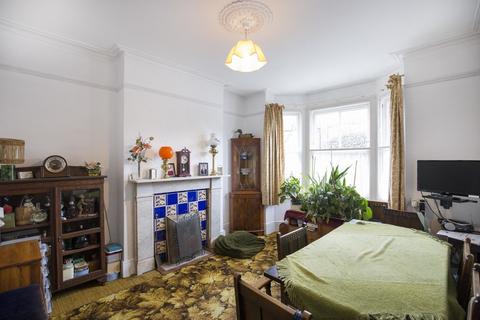 106 Ellerton Road, Surbiton, KT6 7TZ