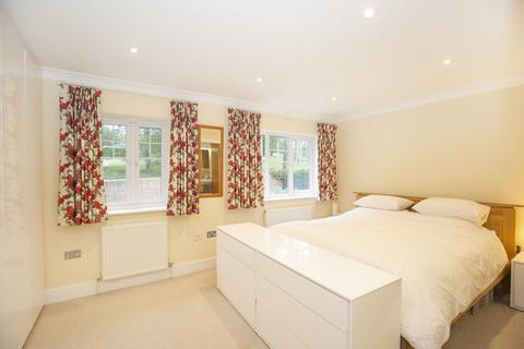 5 Oakhurst Close, Kingston Upon Thames, KT2 5EQ