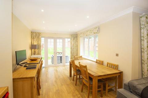 5 Oakhurst Close, Kingston Upon Thames, KT2 5EQ