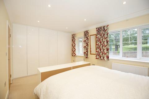 5 Oakhurst Close, Kingston Upon Thames, KT2 5EQ