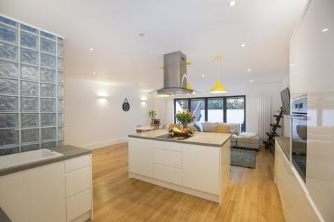 Flat 4, 25 Victoria Road, Kingston Upon Thames, KT1 3DW