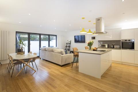 Flat 4, 25 Victoria Road, Kingston Upon Thames, KT1 3DW