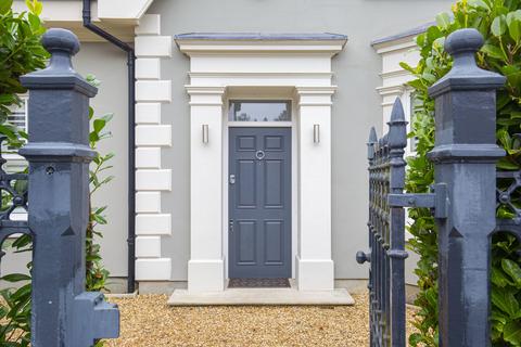 25a Grove Crescent, Kingston Upon Thames, KT1 2DG