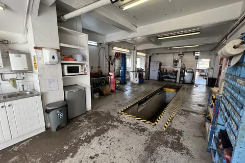Industrial unit to rent, Colchester Main Road, Essex CO7