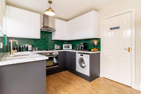 28 Crowhurst Mead, Godstone, RH9 8BF