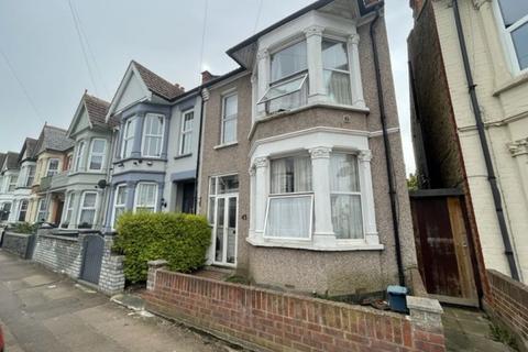 3 bedroom terraced house to rent, Westbourne Grove, Westcliff-On-Sea