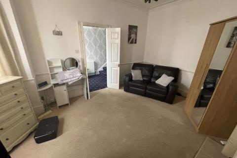 3 bedroom terraced house to rent, Westbourne Grove, Westcliff-On-Sea