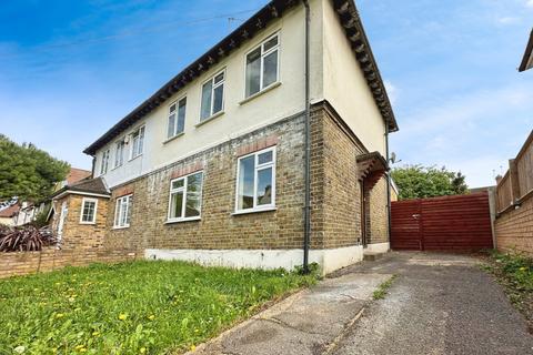 3 bedroom semi-detached house to rent, Pear Tree Avenue