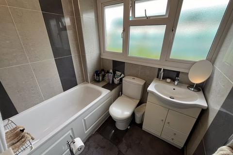 33 Hindhead Gardens, Northolt, UB5 5NE