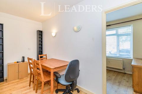 3 bedroom apartment to rent, Pirbright House, Kingsnympton Park