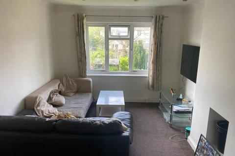2 bedroom maisonette to rent, Lyndhurst Gardens, Enfield