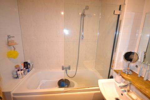 2 bedroom flat for sale, The pinnacle, High Road