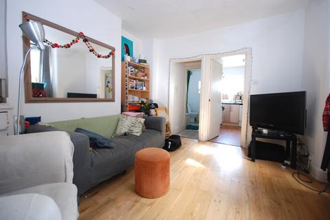 3 bedroom apartment to rent, Coverton Road, Tooting Broadway SW17