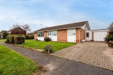 3 bedroom bungalow to rent, Furners Mead, Henfield