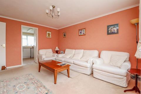 2 bedroom flat for sale, Gilligan Close, Horsham