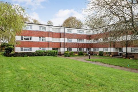 2 bedroom flat for sale, Gilligan Close, Horsham