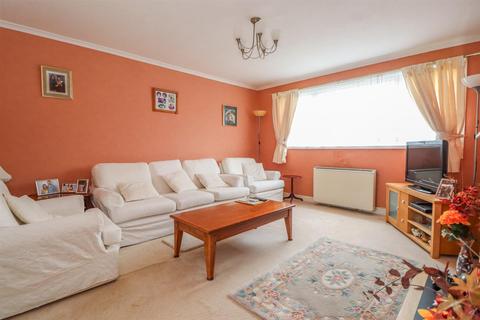 2 bedroom flat for sale, Gilligan Close, Horsham