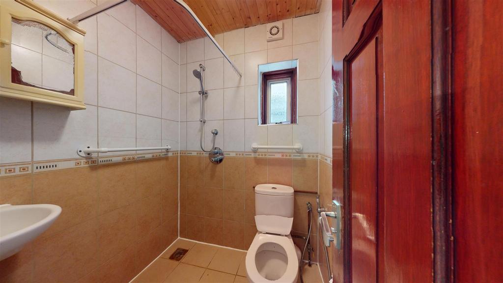 Shower room g/f