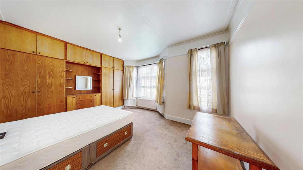Double bedroom into bay window