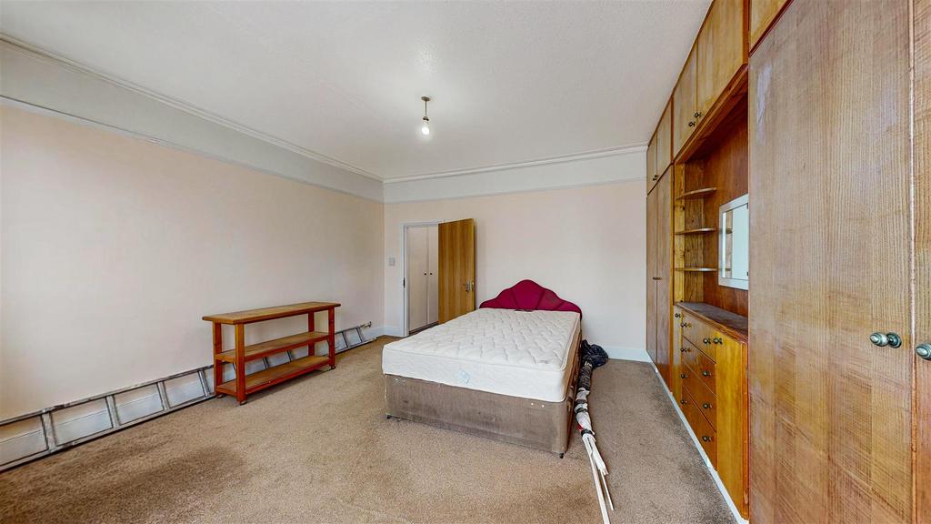 Double bedroom into bay window