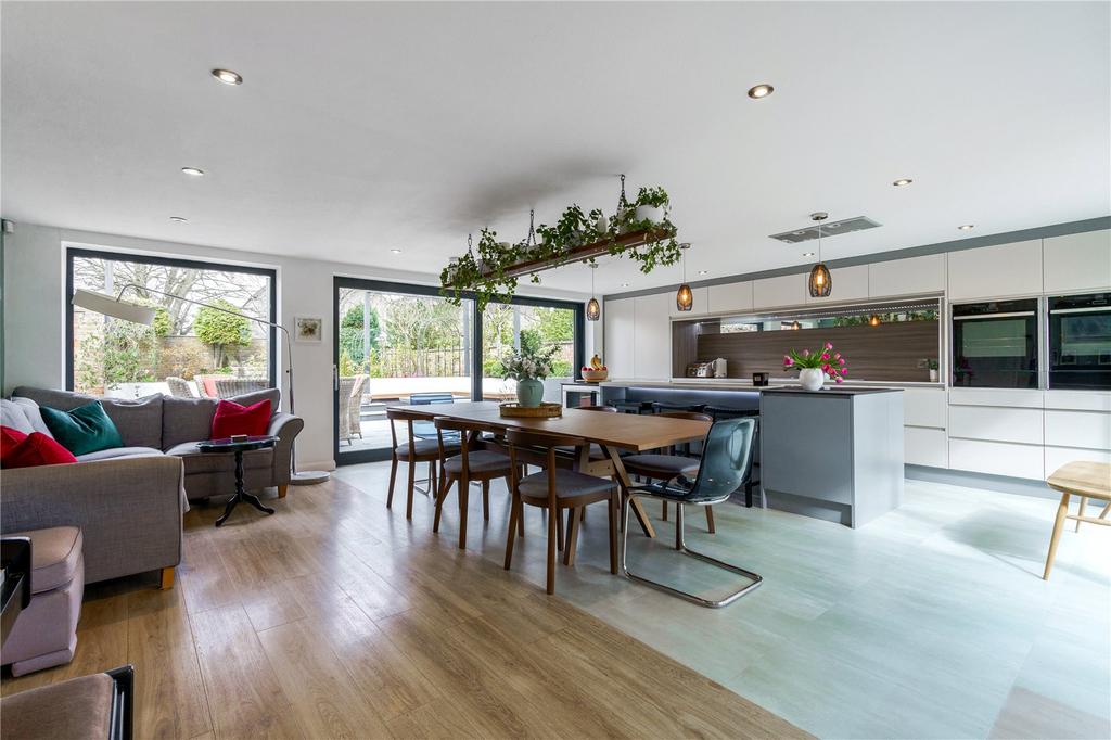 Kitchen/ Dining Room