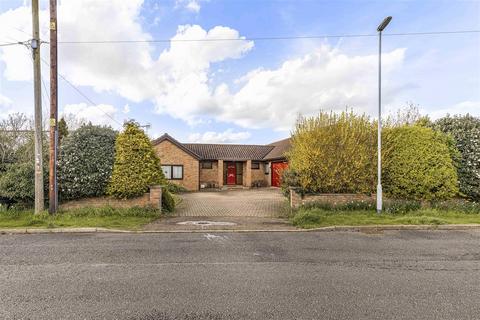 3 bedroom detached bungalow for sale, West Drive, Highfields Caldecote CB23