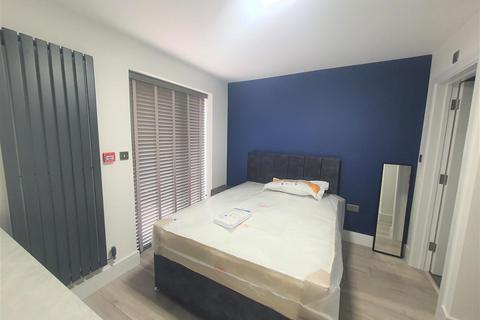 1 bedroom in a house share to rent, Twyford Abbey Road, London