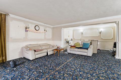 2 bedroom flat for sale, The Hollies, New Wanstead, Wanstead