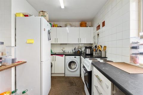 2 bedroom flat for sale, The Hollies, New Wanstead, Wanstead