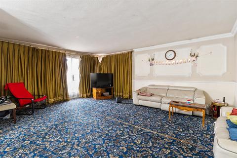 2 bedroom flat for sale, The Hollies, New Wanstead, Wanstead